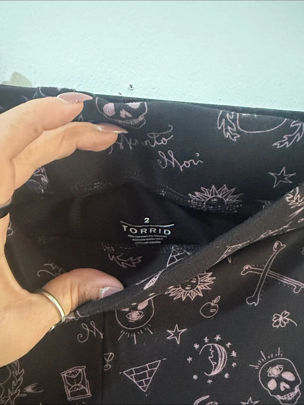 torrid Black Skull & Crossbones Print Capri Leggings